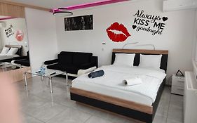 Good Day Apartments- Private Parking New Town